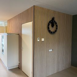 Gehele wand bekleed met akoestische wandpanelen