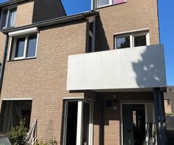 Gehele woning voorzien van nieuwe houten kozijnen met HR++ glas.