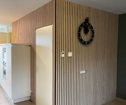 Wand bekleden met houten wandpanelen