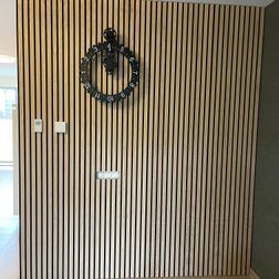 Gehele wand bekleed met akoestische wandpanelen