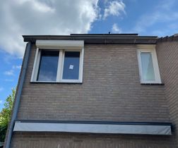 Gehele woning voorzien van nieuwe houten kozijnen met HR++ glas.