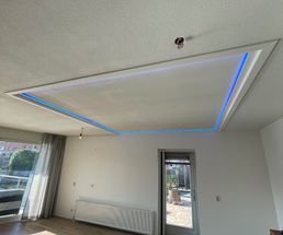 Dimbare RGBW LED-verlichting in verdiept plafond.