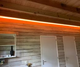 Sfeerrijke dimbare warm wit LED-verlichting in poolhouse