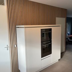 Gehele wand bekleed met akoestische wandpanelen