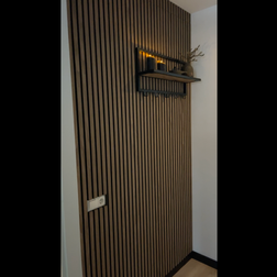 Wand in hal bekleed met akoestische wandpanelen