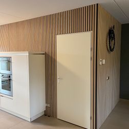 Gehele wand bekleed met akoestische wandpanelen