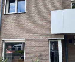 Gehele woning voorzien van nieuwe houten kozijnen met HR++ glas.