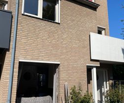 Gehele woning voorzien van nieuwe houten kozijnen met HR++ glas.